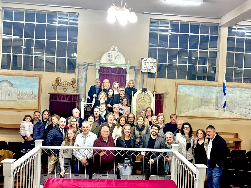 Integrantes da NA’AMAT São Paulo visitam a sinagoga de Erechim e acompanham palestra do jornalista Salus Lock sobre o Holocausto, em ação do Polo de Turismo Histórico Judaico.