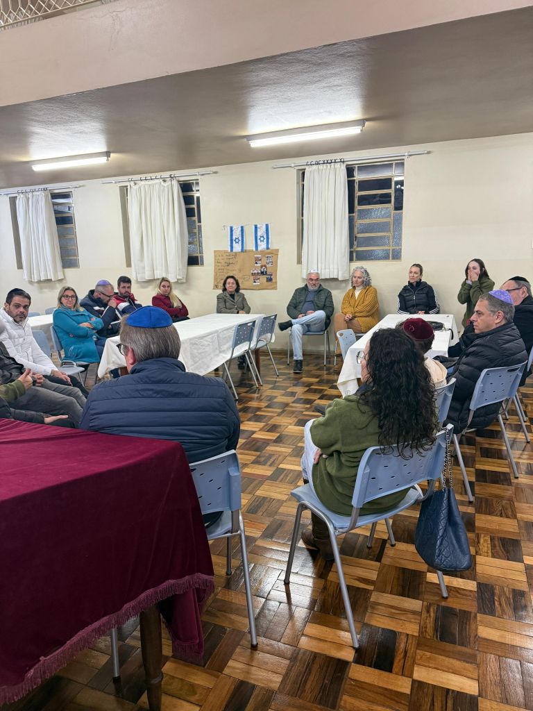 Comunidade judaica de Erechim celebra o 1º dia de Shavuot com roda de conversa sobre Moisés, os Dez Mandamentos, o deserto e a história de Rute.